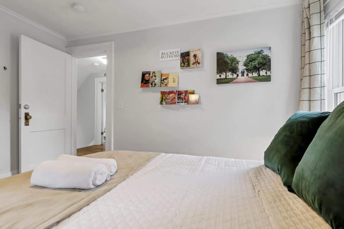 5 bedrooms, desk, iron/ironing board, WiFi