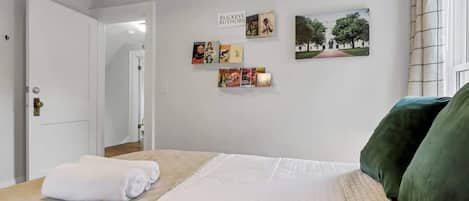 5 bedrooms, desk, iron/ironing board, WiFi