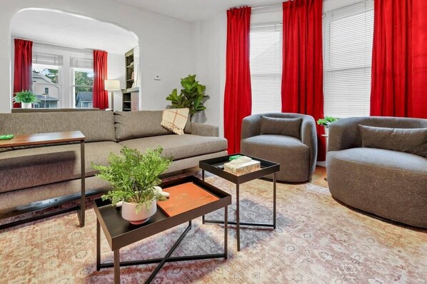 TV, offices - The Ohio State of Mind  5BR 2BA (Columbus)