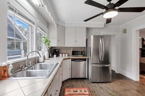 Een koelkast, een magnetron, een oven, een kookplaat