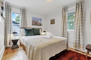 5 bedrooms, desk, iron/ironing board, WiFi