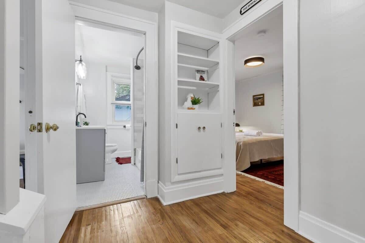 5 bedrooms, desk, iron/ironing board, WiFi