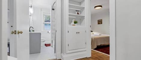 5 habitaciones, escritorio, tabla de planchar con plancha y wifi