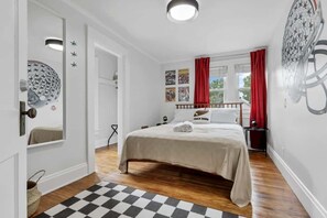 5 bedrooms, desk, iron/ironing board, WiFi - The Ohio State of Mind 5BR 2BA (Columbus)