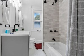 Bathtub, hair dryer, towels - The Ohio State of Mind  5BR 2BA (Columbus)