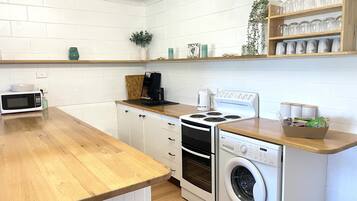 Jääkaappi, mikroaaltouuni, uuni, liesi