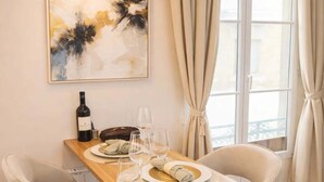 Dining - Cosy studio - Eiffel Tower & Invalides (Paris)
