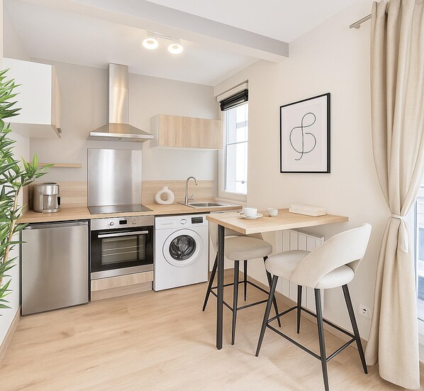 Een koelkast, een microgolfoven, een oven, een kookplaat