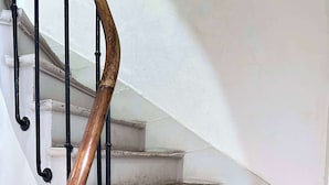 A staircase with wooden steps and black metal railings. - Cosy studio - Eiffel Tower & Invalides (Paris)