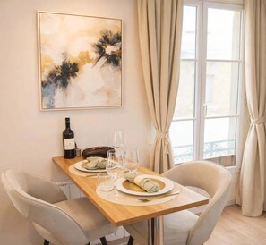 Dining - Cosy studio - Eiffel Tower & Invalides (Paris)