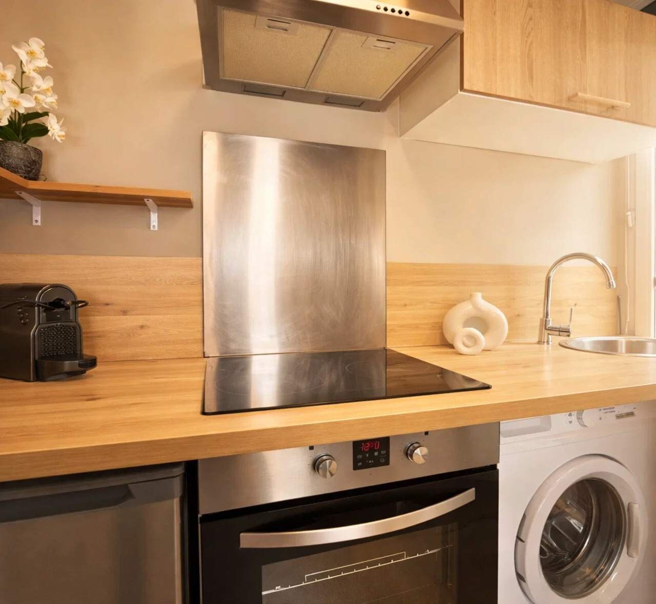 Een koelkast, een microgolfoven, een oven, een kookplaat