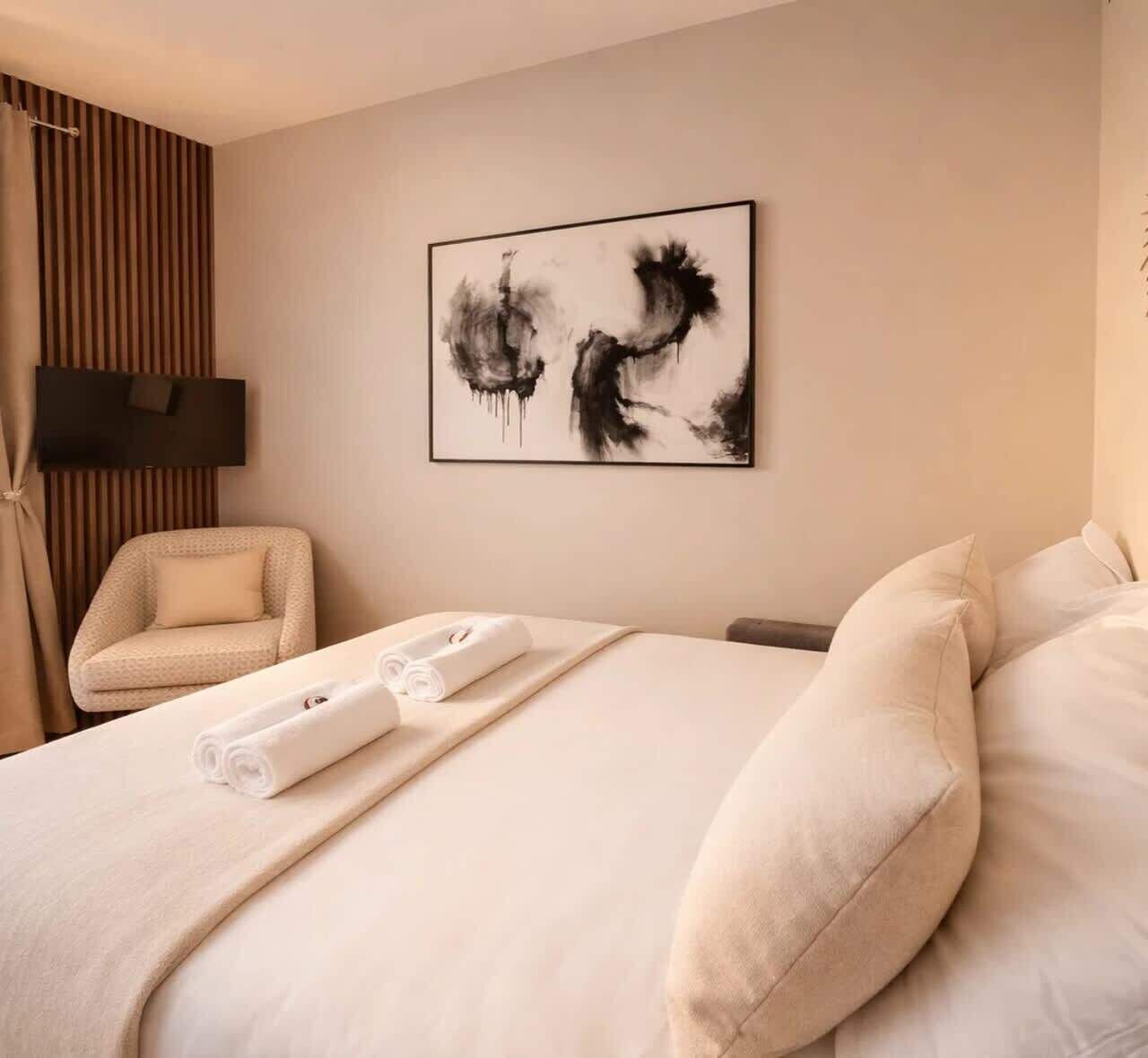 Een strijkplank/strijkijzer, reisbedje, wifi, beddengoed