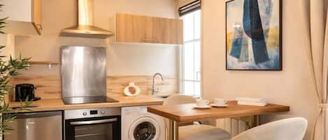 Kühlschrank, Mikrowelle, Ofen, Herdplatte