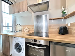 Kühlschrank, Mikrowelle, Herdplatte, Wasserkocher mit Kaffee-/Teezubehör