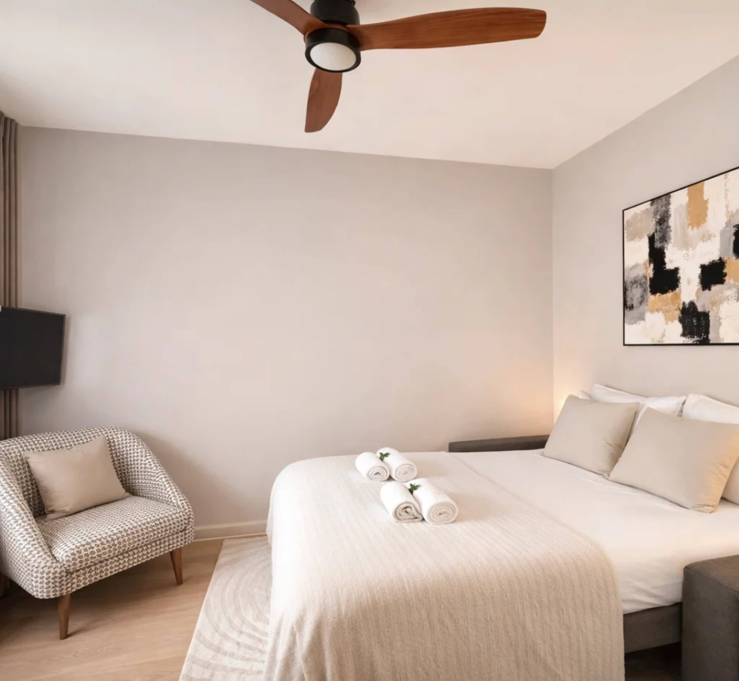 Tabla de planchar con plancha, cuna de viaje, wifi y ropa de cama 