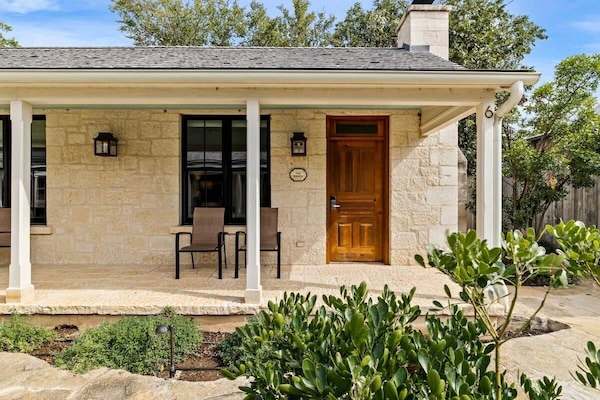 Blacksmith Quarters: The Bianca
This charming cottage seamlessly blends comfort and convenience, offering guests classic architecture, an indoor fireplace, and a spacious king-size bed. Your stay here promises to be both memorable and deeply relaxing