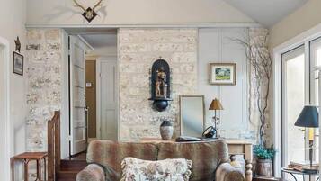 Una televisión, una chimenea, una oficina