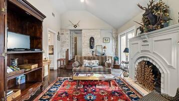 Una televisión, una chimenea, una oficina