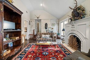 テレビ、暖炉、書斎 / ワークスペース
