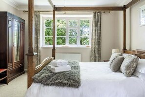 7 bedrooms, iron/ironing board, travel crib, WiFi - Large Grade II Listed House & Garden, nr Beaches (Saint Columb)