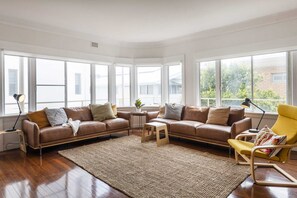 TV, offices - Chill on the Hill - Oceanstays (Yamba)