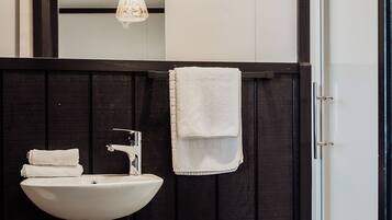 Comfort-Doppelzimmer | Badezimmer | Kostenlose Toilettenartikel, Haartrockner, Handtücher, Seife