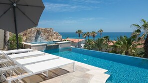 Een buitenzwembad, een verwarmd zwembad