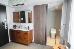 Essential 15 Queen (Non smoking) | Pillowtop beds, blackout drapes, free WiFi, bed sheets - KABIN Machi (Kyoto)