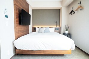 Essential 20 Queen (Non smoking) | Pillowtop beds, blackout drapes, free WiFi, bed sheets - KABIN Machi (Kyoto)