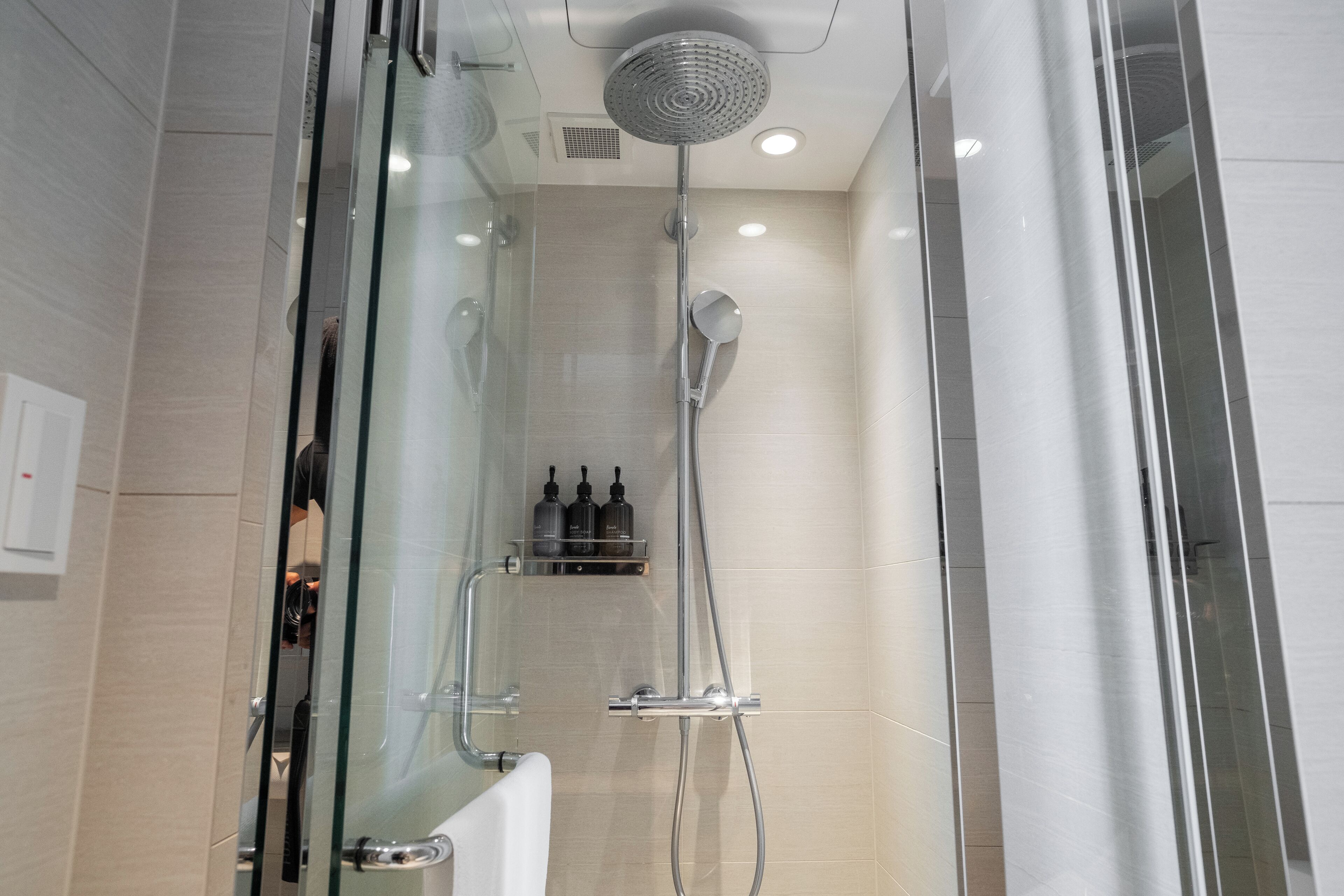 Essential 15 Queen (Non smoking) | Bathroom | Shower, hydromassage showerhead, eco-friendly toiletries, hair dryer