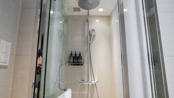Essential 15 Queen (Non smoking) | Bathroom | Shower, hydromassage showerhead, eco-friendly toiletries, hair dryer