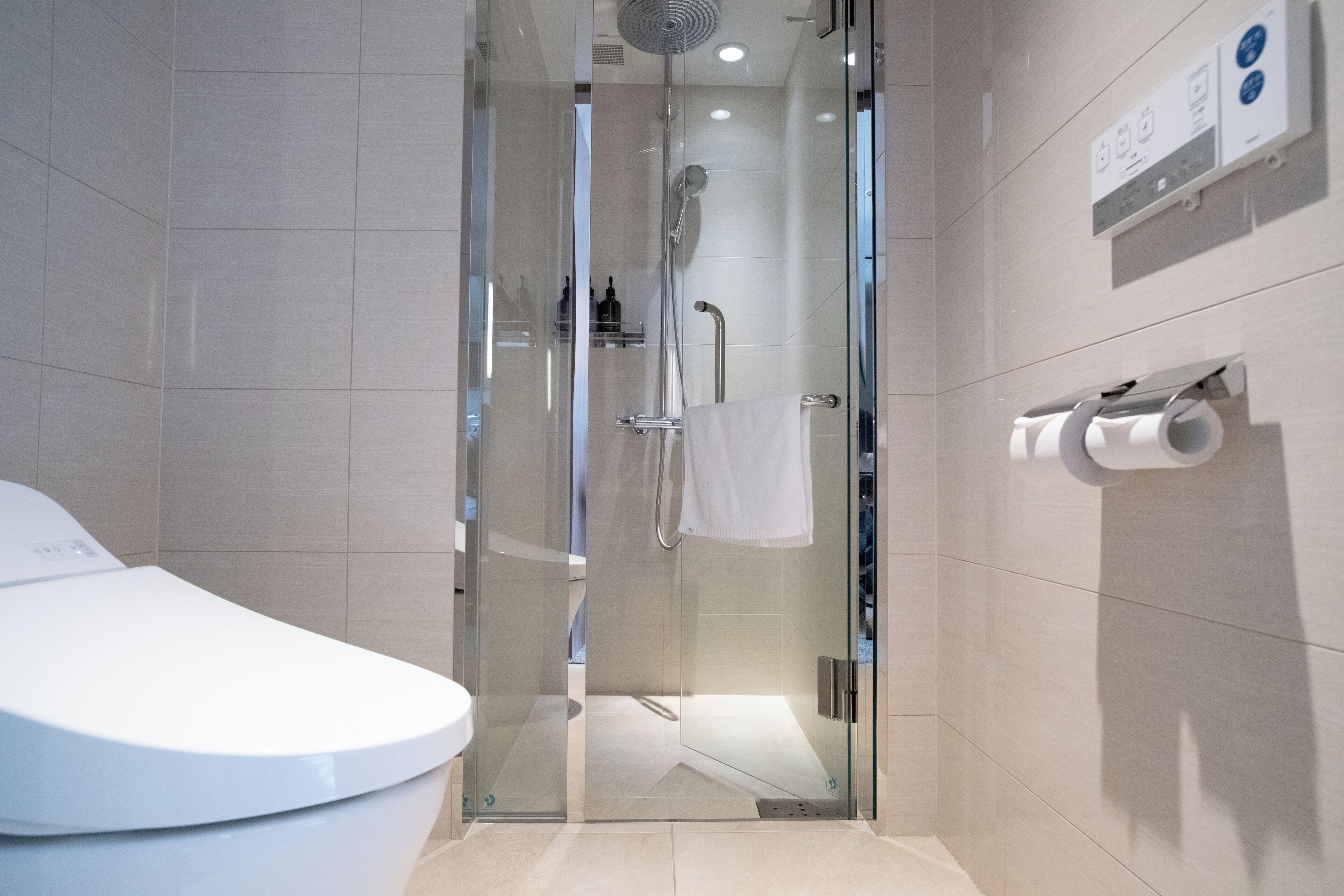 Essential 20 Queen (Non smoking) | Bathroom | Shower, hydromassage showerhead, eco-friendly toiletries, hair dryer