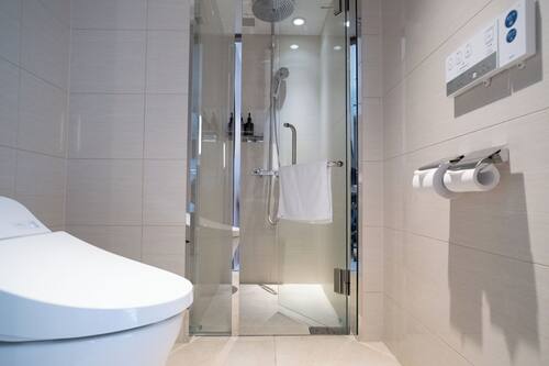 Essential 20 Queen (Non smoking) | Bathroom | Shower, hydromassage showerhead, eco-friendly toiletries, hair dryer
