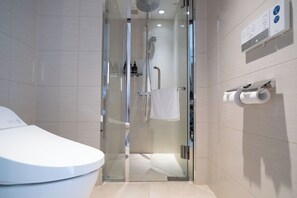 Essential 20 Queen (Non smoking) | Bathroom | Shower, hydromassage showerhead, eco-friendly toiletries, hair dryer