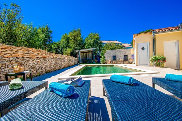 Pool - Beautiful holiday home with a private pool near Pula. (Kacana)