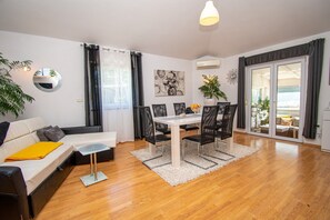 TV - Beautiful holiday home with a private pool near Pula. (Kacana)