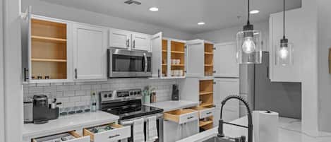 Een koelkast, een magnetron, een oven, een kookplaat