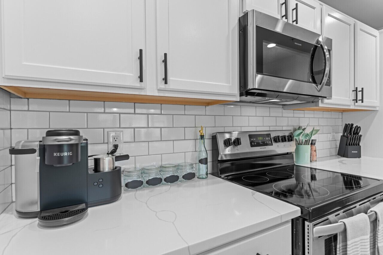 ثلاجة، ميكروويف، فرن، موقد طهي مسطح