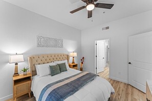 2 室のベッドルーム、デスク、WiFi (無料)、ベッドシーツ