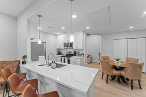Fridge, microwave, oven, stovetop - Cozy Boho Condo Tucson (Tucson)