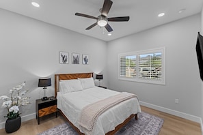 1 室のベッドルーム、デスク、WiFi (無料)、ベッドシーツ