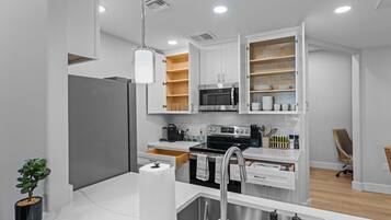 Réfrigérateur, four à micro-ondes, un four, surface de cuisson