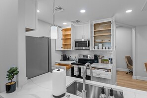 Fridge, microwave, oven, stovetop - Cozy Boho Condo Tucson (Tucson)