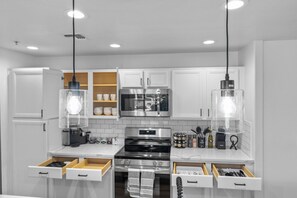 Fridge, microwave, oven, stovetop - Classy Condo Tucson (Tucson)