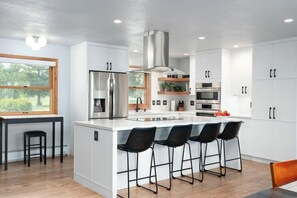 Refrigerador, microondas, horno y parrilla de estufa 