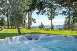 Outdoor spa tub - Sebastopol Estate: Pool | Spa | Firepit | EV Char. (Sebastopol)