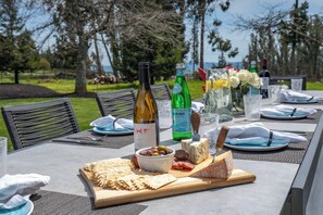 Outdoor dining - Sebastopol Estate: Pool | Spa | Firepit | EV Char. (Sebastopol)