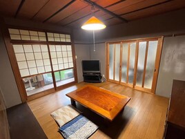 独立别墅 (Marui) | 起居区 | 35-英寸液晶电视 （配备数码频道）、办公室