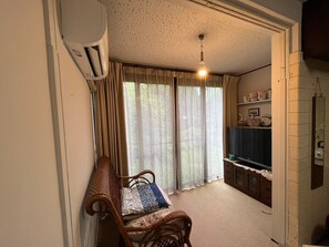 Ferienhaus (Marui) | Wohnbereich | 35-Zoll-LCD-Fernseher mit Digitalempfang, Arbeitsbereiche