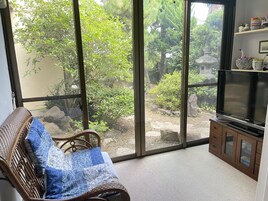 35-英寸液晶电视 （配备数码频道）、办公室